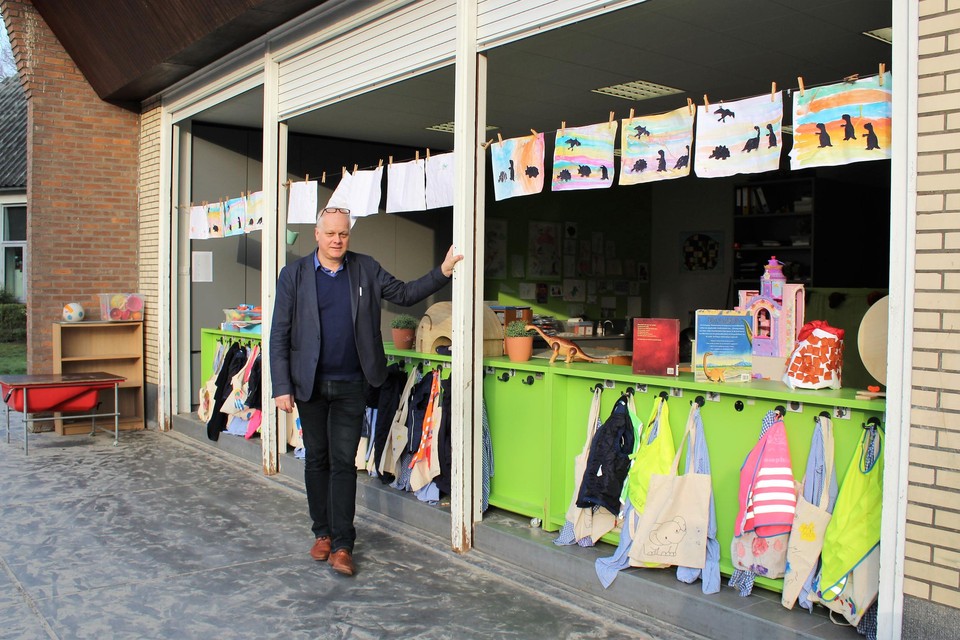 Directeur Eddy Smedts bij de oude rolluiken van zijn Sint-Ludgardisschool, die nu weldra vervangen kunnen worden.