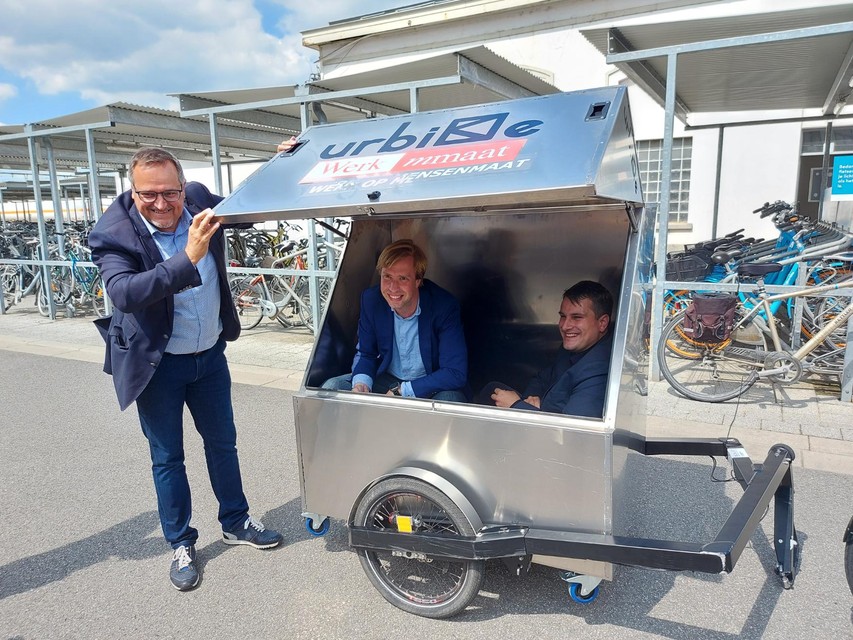 Er is veel plaats in de boxcontainer van Urbike, want er passen probleemloos twee schepenen in.