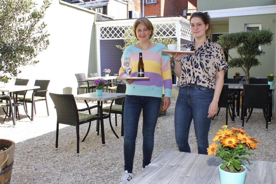Alexandra Goedhart en Mathaika Druyts op het tuinterras.