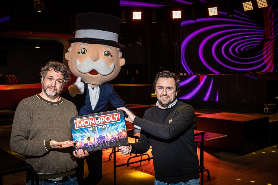 Kristof Michiels en Pieter De Wulf stellen de nieuwe Monopoly met Belgische discotheken voor in de Hasseltse Versuz. 
