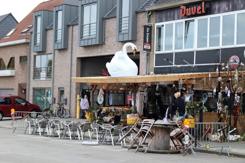 Een feest in café De Zwaan heeft bij de stad nu ook geleid tot het ontslag van drie medewerkers. 