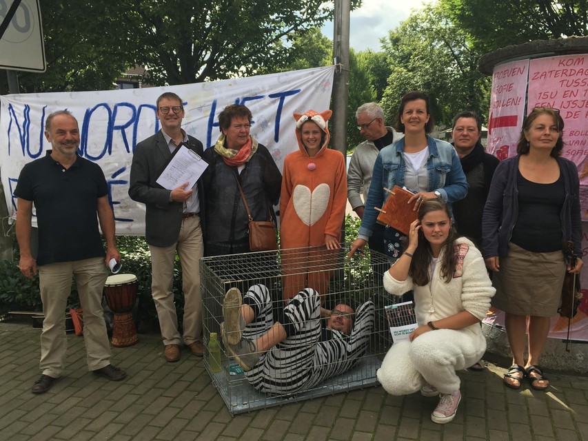 Buurtbewoners en lokale politici voerden in 2018 een ludieke actie tegen de uitbreiding van de nertsenkwekerij in Ravels.