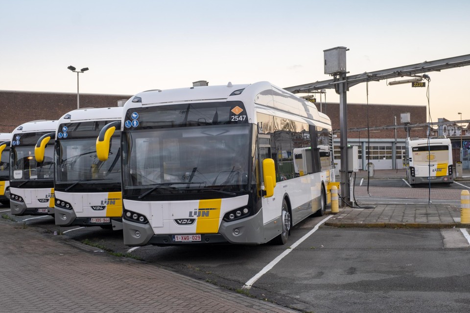 De bestelling van bijna duizend nieuwe bussen is uitgesteld. Dat betekent ook voor Antwerpen slecht nieuws. 