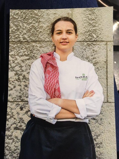 Met veel trots trok Amber Dillen haar koksuniform van Hotel- en Toerismeschool Spermalie aan voor de fotoshoot van Alles van waarde.