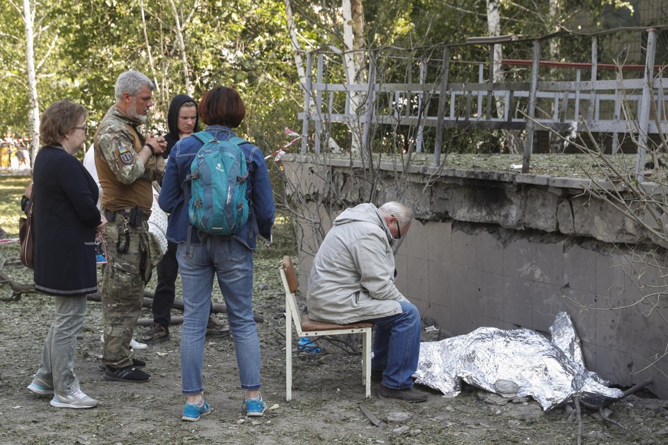 Uit vergelding voor de aanvallen over de grens, bestookte Moskou opnieuw Kyiv. Een man treurt bij het lichaam van een negenjarig meisje dat omkwam door vallende brokstukken van een kruisraket.