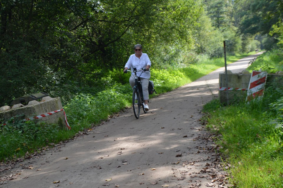 Een fietser door de opengeschoven blokken.