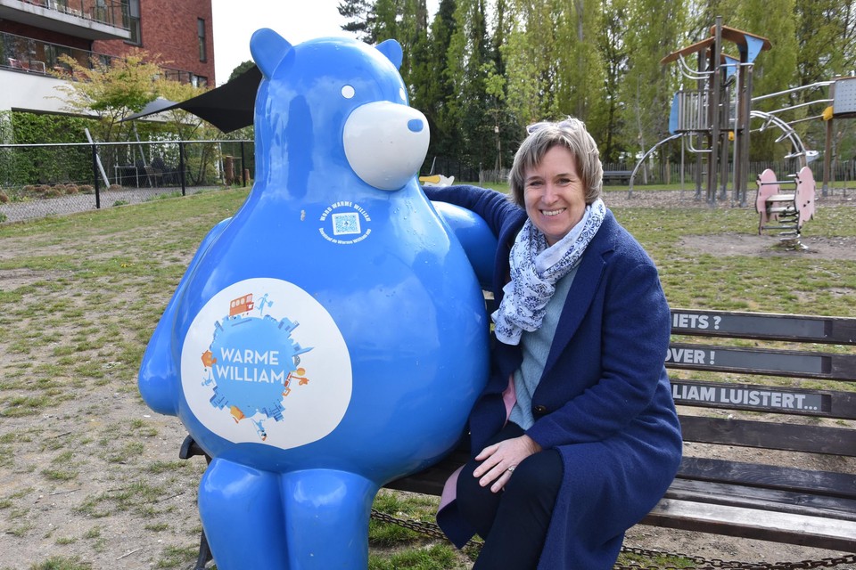 Schepen van Samenleven Ann-Marie Morel op de bank bij Warme William.
