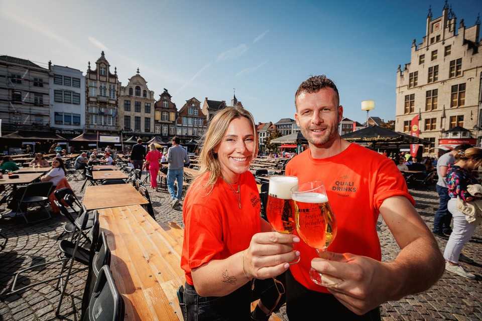 Veronique en Kevin toasten op een succesvol Bierfestival.