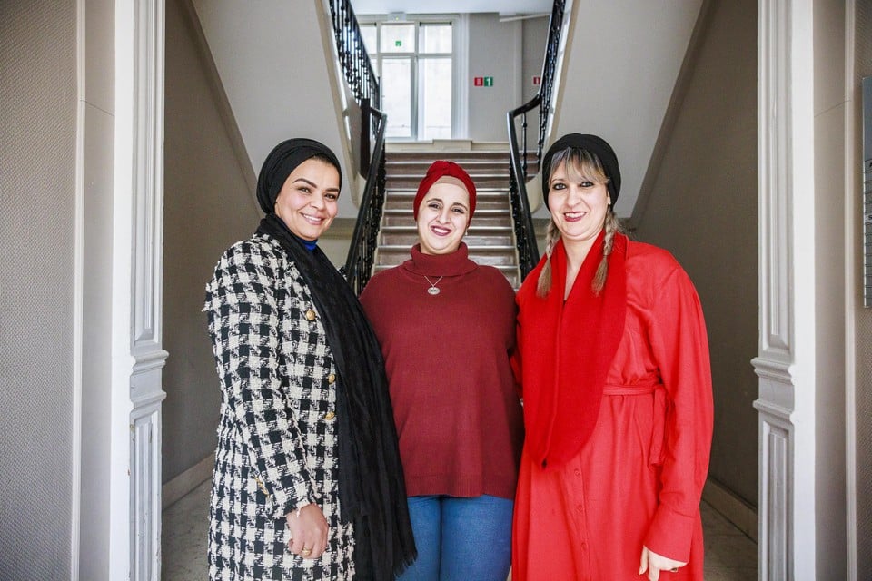 Hanane Madmar, Nacira Berkam en Saliha Aoussar vonden zichzelf terug dankzij het project Versterkend Vrouwen Netwerk. “Laat anderen maar denken, wij doen ons ding.” 