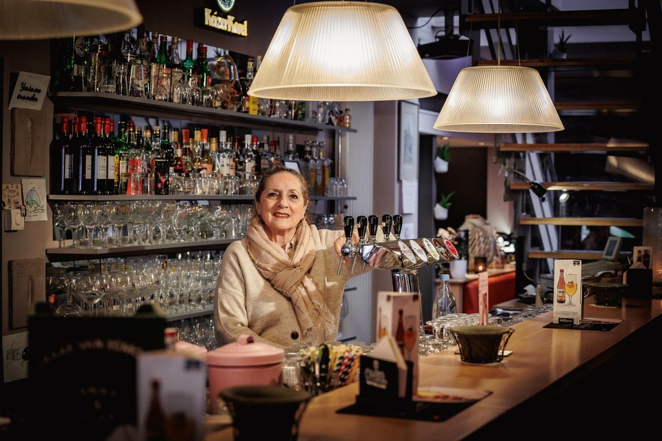 Anny Sangulin staat al negen jaar achter de toog van taverne Graaf van Egmont.