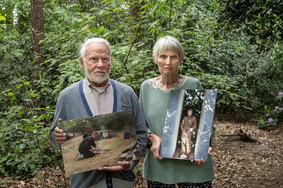 Jo en Frieda in hun bos in Zoersel, met twee dierbare foto’s van hun overleden zonen, Stefan, links, en Johan. 