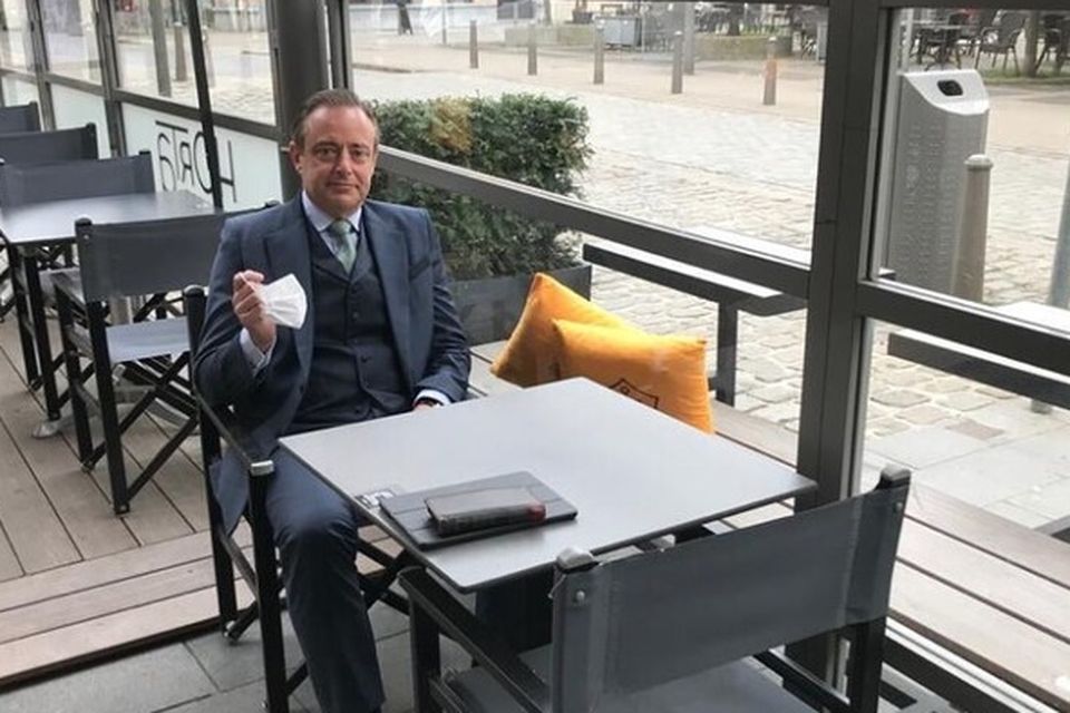 Burgemeester Bart De Wever is blij dat de terrassen weer open mogen, laat hij weten vanop het terras van Horta Grand Café.