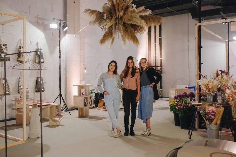 Kaat van Ellis en Eva en Noémie van MØBEL in hun pop-upwinkel in Turnova.