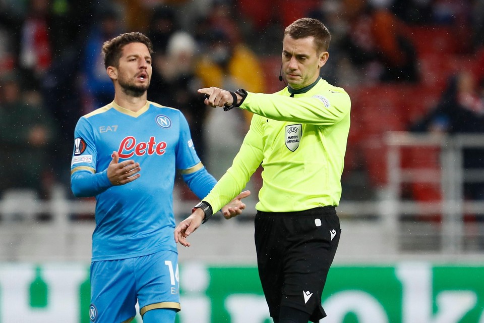 Penalty voor Spartak, Mertens kan het niet geloven.