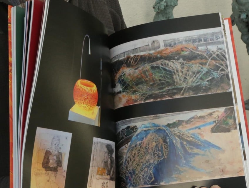 De eindredactie selecteerde honderden foto‘s. Zeven kunstenaars schreven mee aan het lijvige boek. 