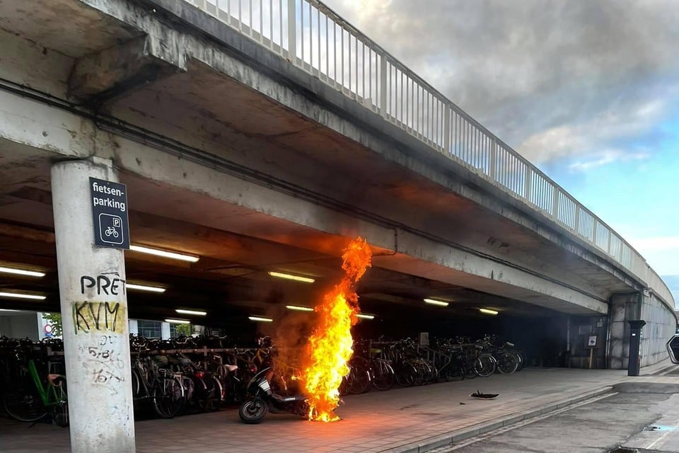 Bij aankomst van de politie en de brandweer stond de scooter al in lichterlaaie.