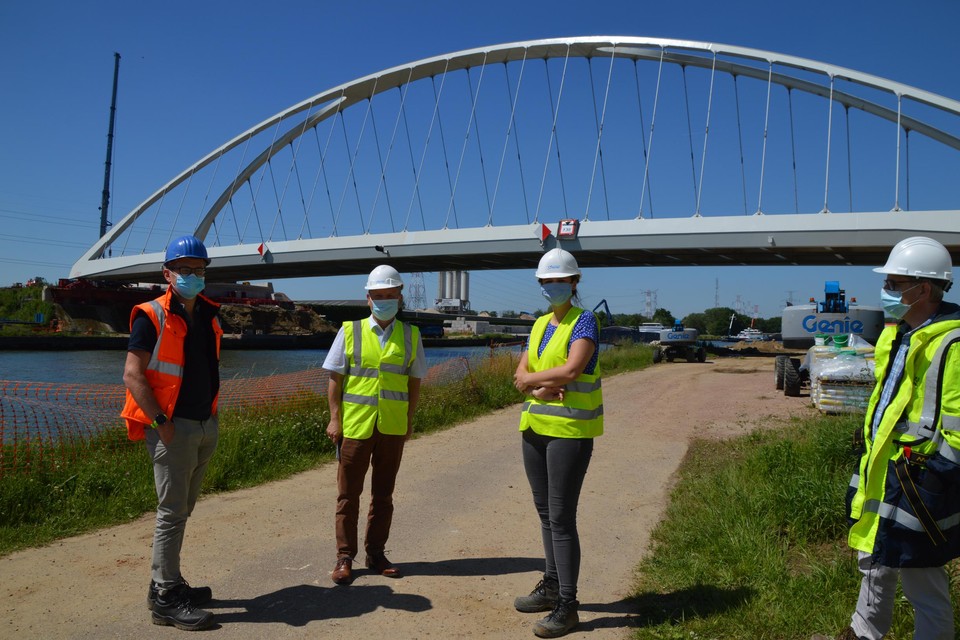 Van links naar rechts David Basstanie (hoofd technische dienst Zandhoven) en het team van de Vlaamse Waterweg: Chris Danckaerts (gedelegeerd bestuurder), Jolien Driesmans (ingenieur) en Peter Agotha (ingenieur).