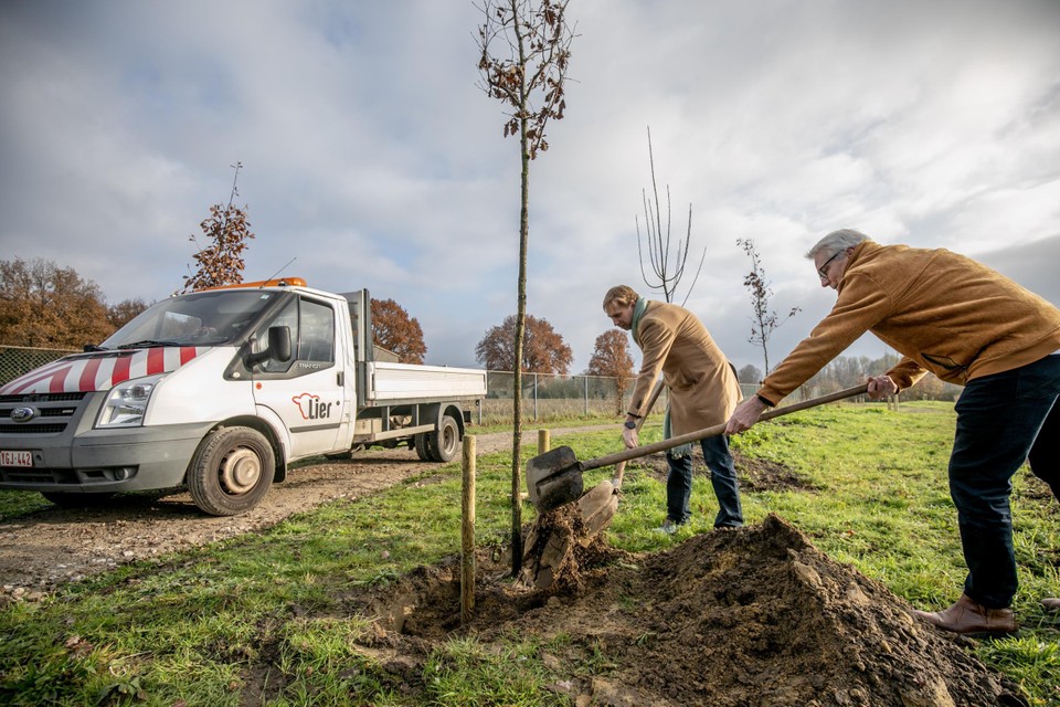 Schepen Bert Wollants en gedeputeerde Jan De Haes planten een boom aan het herdenkingsbos op de begraafplaats Kloosterheide. 