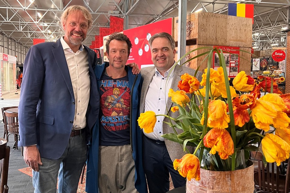 Bloembollenteler Geert Vanacker (rechts) mocht samen met Arne Quinze (midden) de nieuwe tulp boven de doopvont houden in het tulpenmuseum in Amsterdam. 