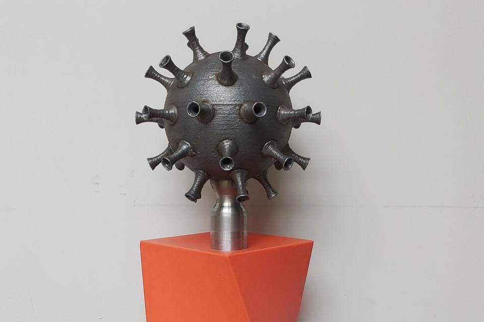 Het kunstwerk symboliseert de wereld die hard getroffen wordt door een onzichtbaar virus.