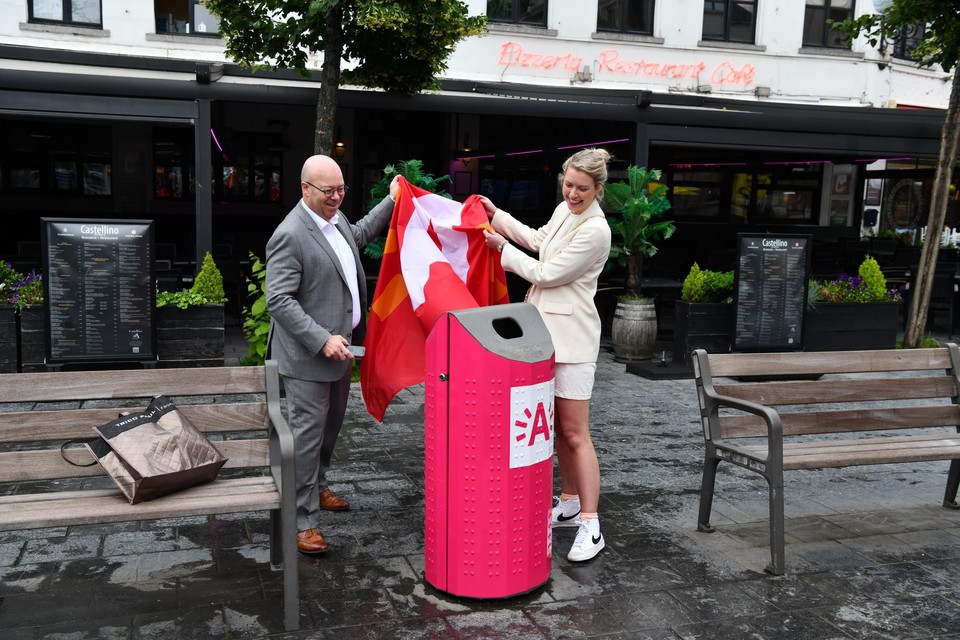 Patrick Laevers van Fost Plus en Schepen van Stads- en Buurtonderhoud Els van Doesburg (N-VA) bij de lancering van de Click op 1 juli 2021