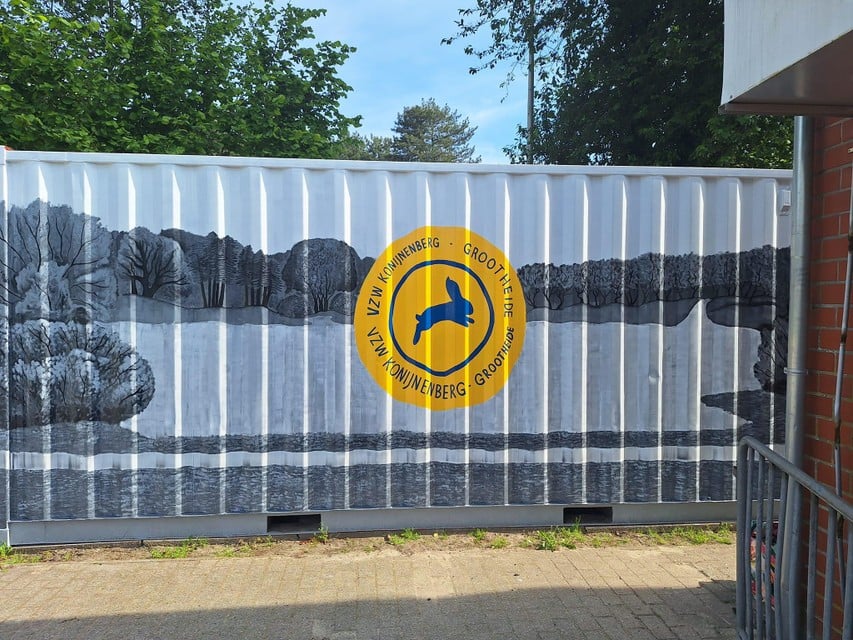 De grijze container van wijkvereniging Konijnenberg-Grootheide aan ‘t Kot is omgetoverd tot een kunstwerk.