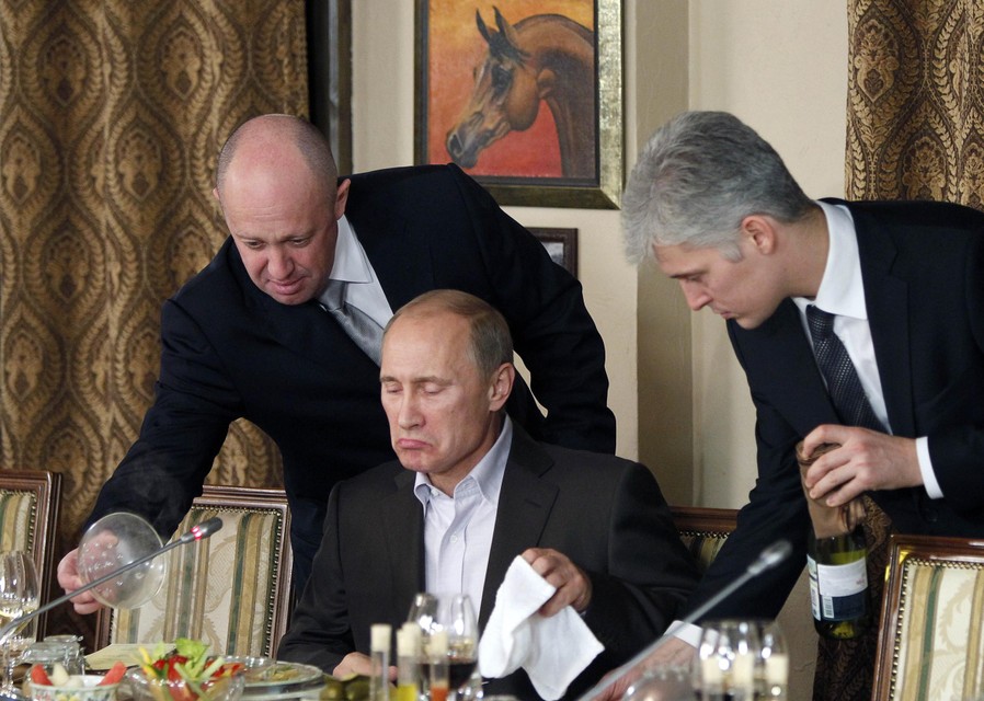 Yevgeny Prigozhin (links) serveert Vladimir Poetin een maaltijd in 2011.  