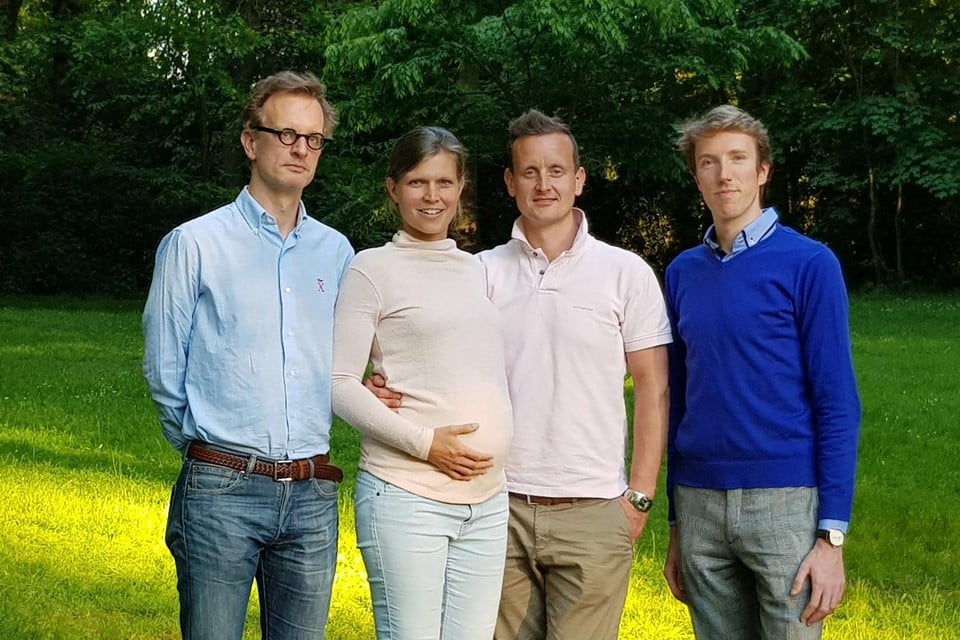 Van links af: Jef, zijn schoonzus en draagmoeder Joke, haar partner Toon en Jef’s echtgenoot Tim. 