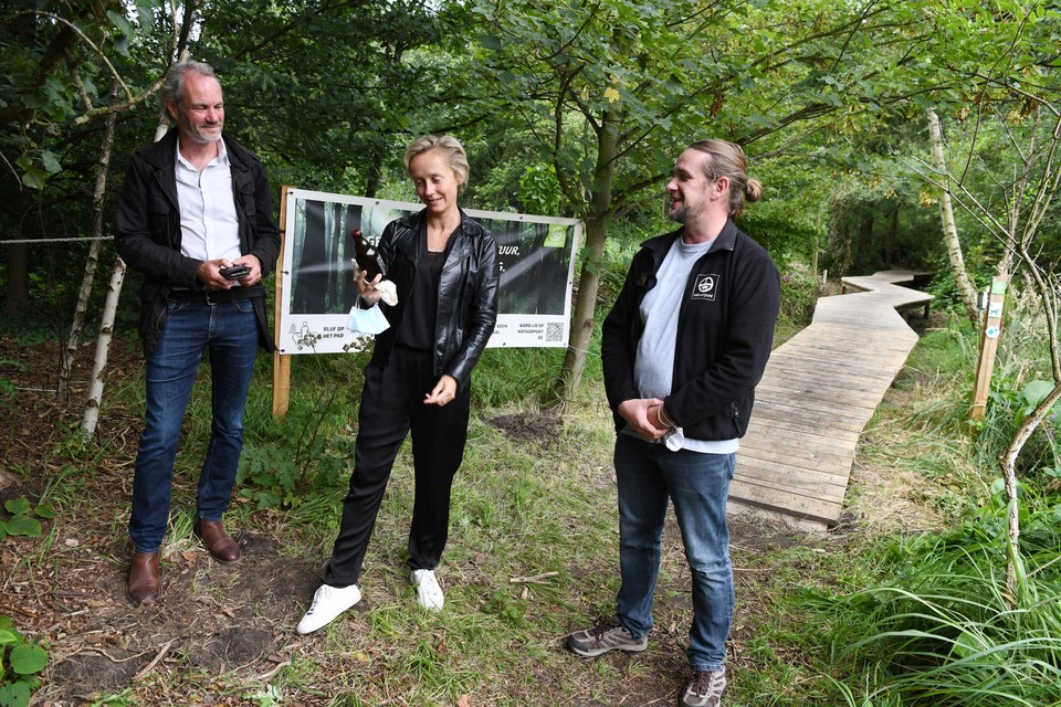 Schepen Annick De Ridder (N-VA) naast Raf Van der Veken van Natuurpunt (r).