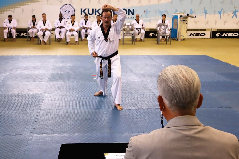 Louis aan het werk tijdens zijn grote examen in Seoul voor een strenge jury van grootmeesters in het taekwondo.