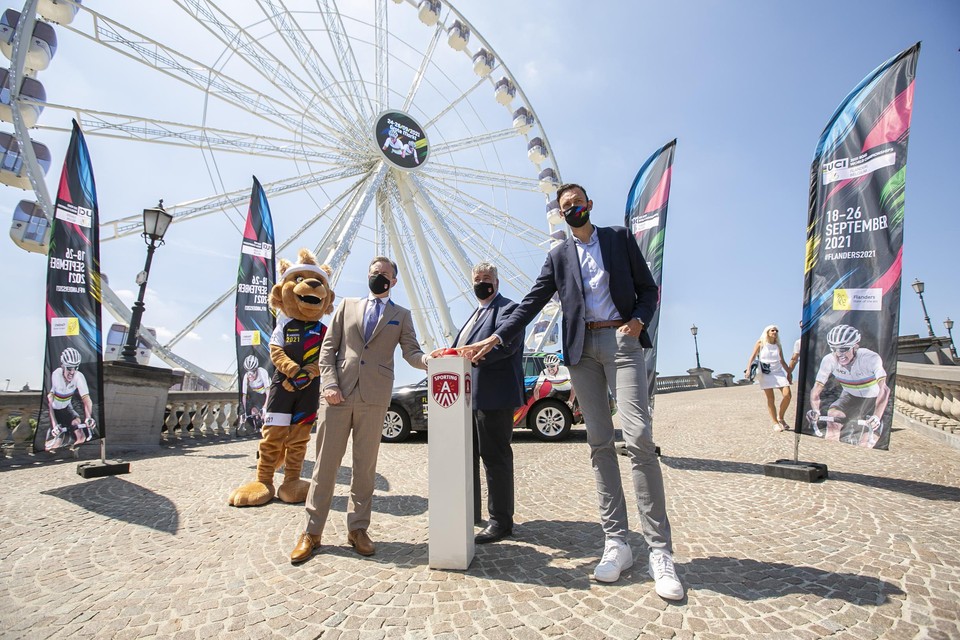 De Wever, Wouters en Van Den Spiegel starten het aftellen tot 18 september. Centraal op het reuzenrad het scherm dat tot dan het aantal dagen weergeeft.