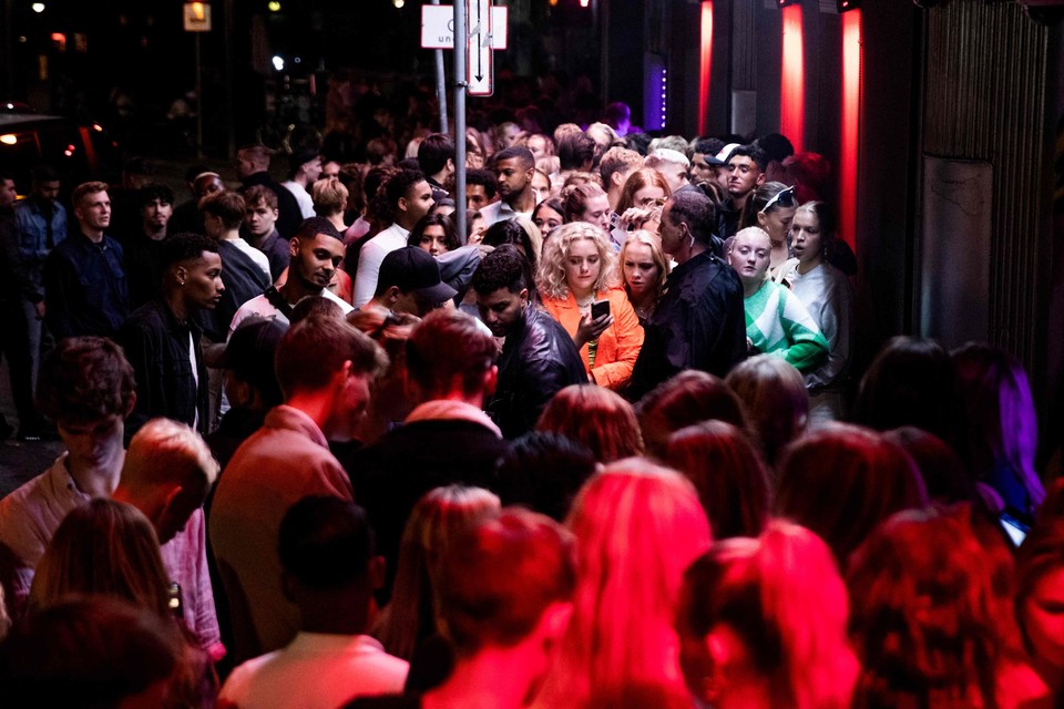 Het nachtleven in Kopenhagen, begin september. Corona lijkt alleen nog maar een verre herinnering.