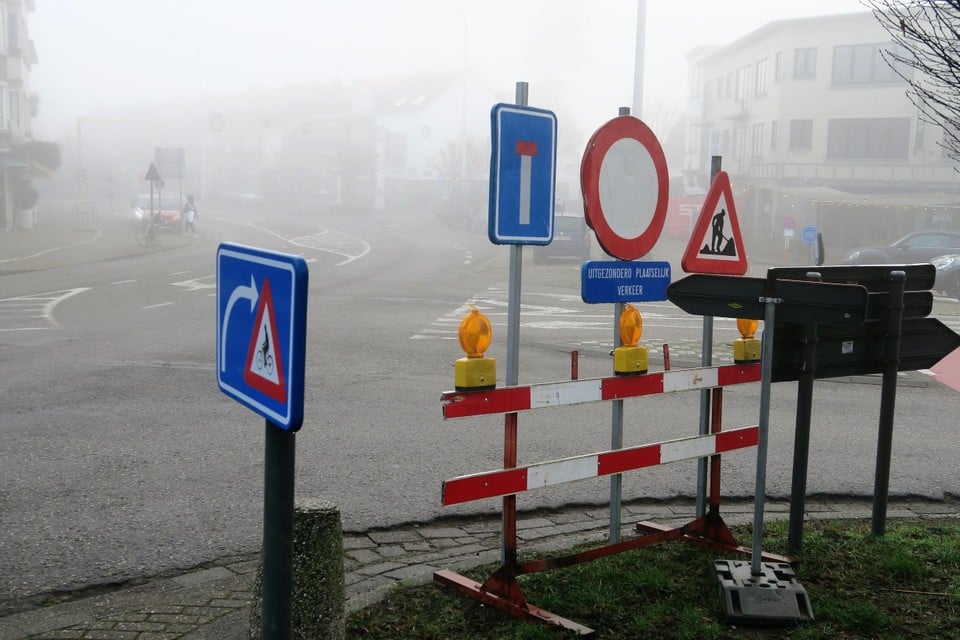 De werfborden staan klaar om het doorgaand verkeer vanaf maandag 17 januari uit de Sluizenstraat te weren. 