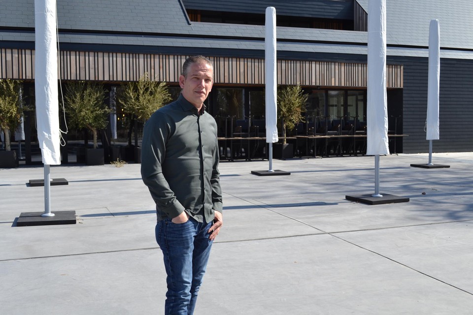 Remco Ooms aan zijn brasserie Het Zomerhuis. Hij wil vanaf 8 mei meteen zeven op zeven zijn zaak openen.