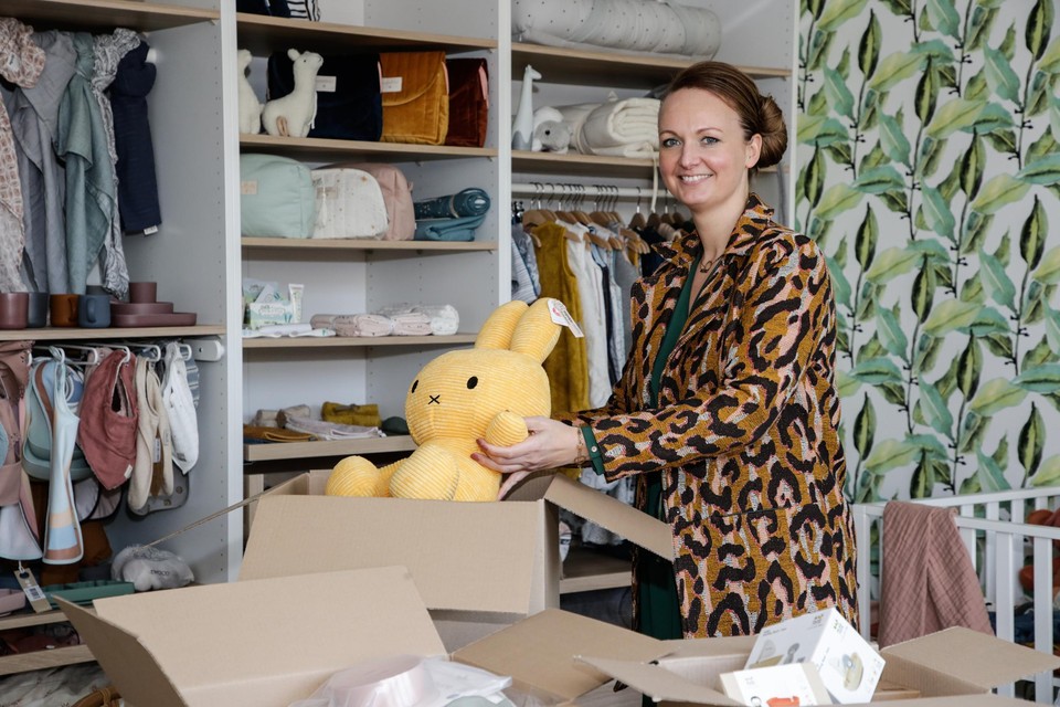 Sophie Claes uit Brasschaat begon in 2013 thuis in haar bureautje met een babywebshop met 30 producten. Vandaag draait ze 5 miljoen euro omzet per jaar en biedt De Gele Flamingo keuze tussen 3.000 artikelen.