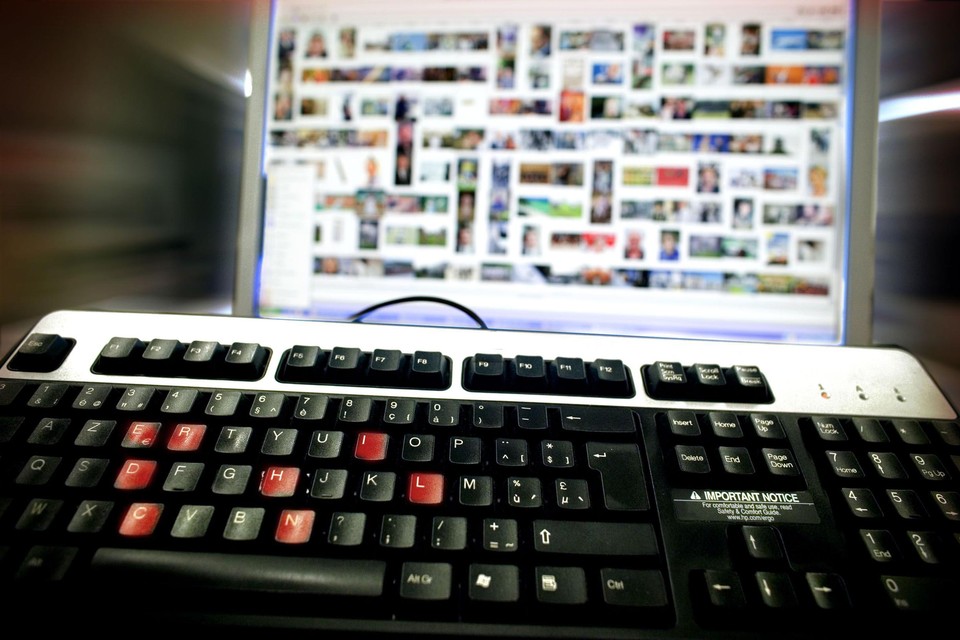 Op een computer van de (uitgeweken) Nijlenaar werd heel wat kinderporno gevonden, maar ook voyeuristische foto’s van zijn stiefdochter.