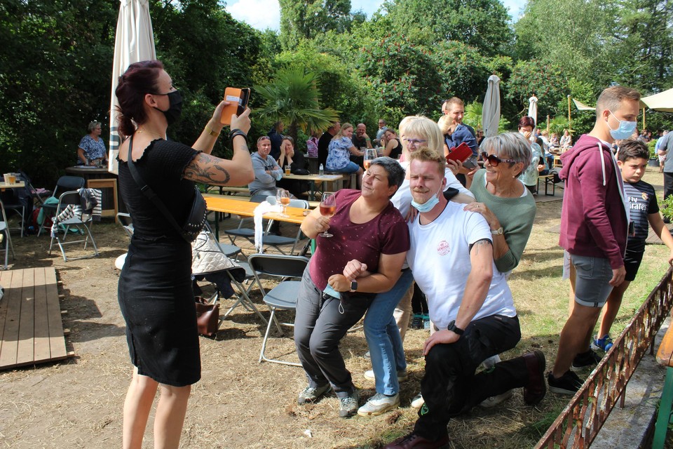 Jelle gaat op de foto met fans