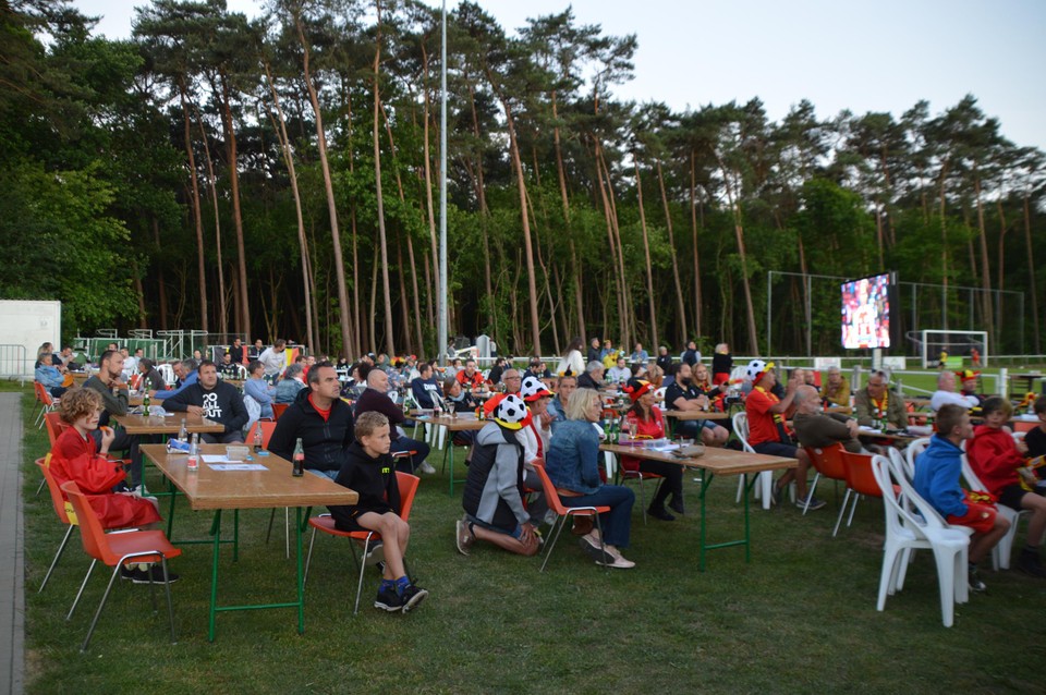 Geconcentreerde blikken bij de Zandhovense supporters.