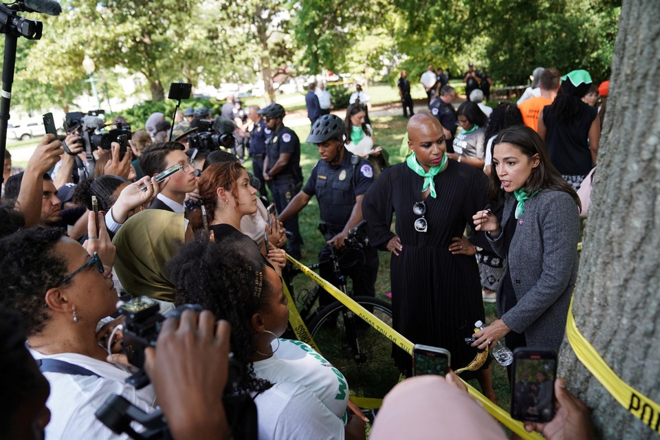 De Amerikaanse parlementsleden Ayanna Pressley en Alexandria Ocasio-Cortez tijdens een betoging voor het recht op abortus. 