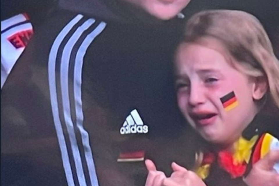 Het meisje was in tranen tijdens de verloren wedstrijd van Duitsland op het EK. 
