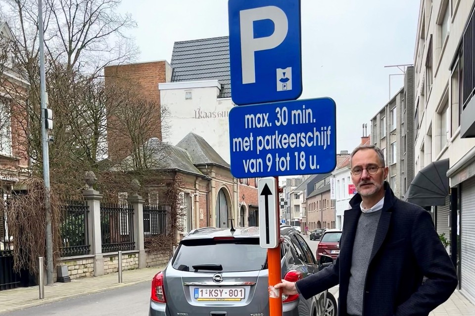 Gemeenteraadslid voor CD&amp;V Johan Uytdenhouwen stelde vast dat ‘winkelparkeren’ amper wordt gecontroleerd. 