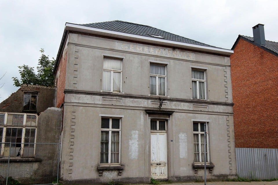 Het opschrift bovenaan de gevel herinnert aan de vroegere functie van het gebouw.