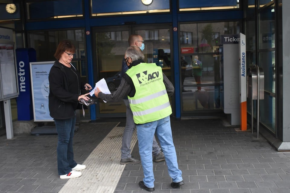 De werkgroep hield donderdag een pamfletactie aan het station van Mol.