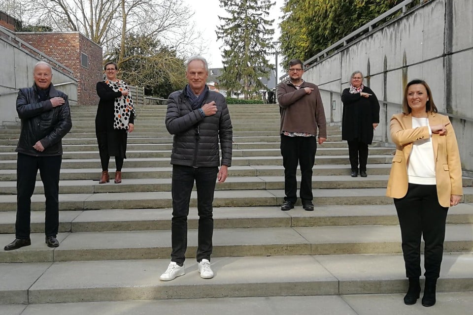 Zanger Marc Dex, burgemeester Mien Van Olmen, acteur Eric Goris, initiatiefnemers Hans Rombouts en Martine Cleve en choreografe Gretel Ghyselinck porren iedereen aan om die spuit te zetten.
