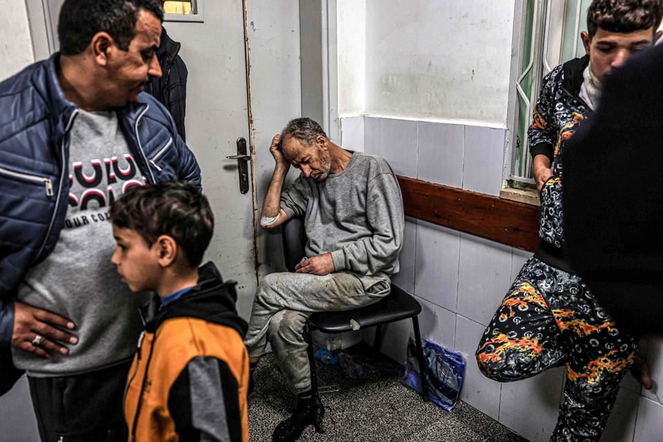 Archiefbeeld: een vrijgelaten Palestijn wacht op behandeling in een ziekenhuis in Rafah.