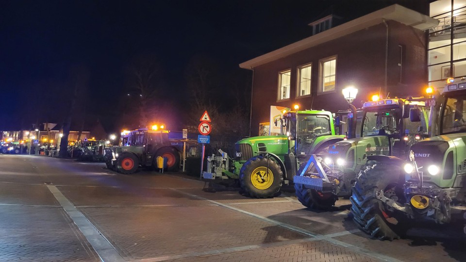 De tractoren stonden tot voor het gemeentehuis geparkeerd.
