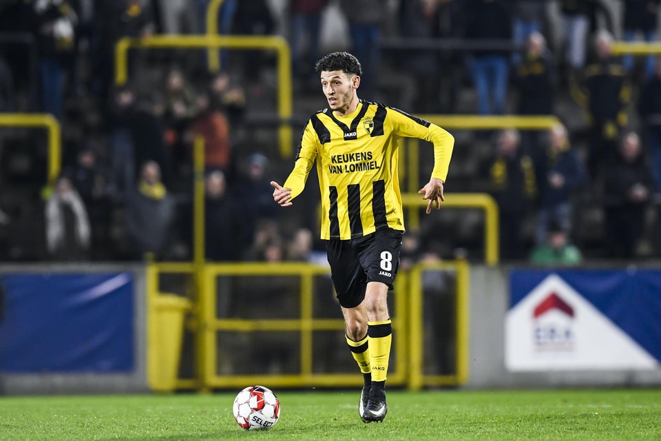 Ayyoub Allach in het geel-zwarte shirt.