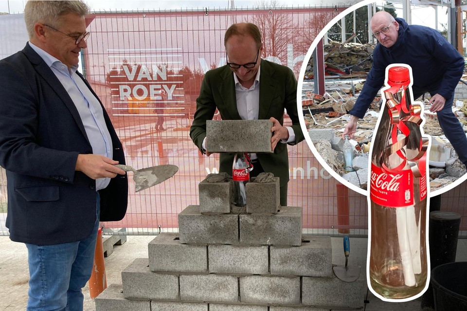 Burgemeester Kris Van Dijck en Vlaams minister Ben Weyts metsten de nieuwe colafles in tijdens de eerstesteenlegging van de nieuwe gymhal.