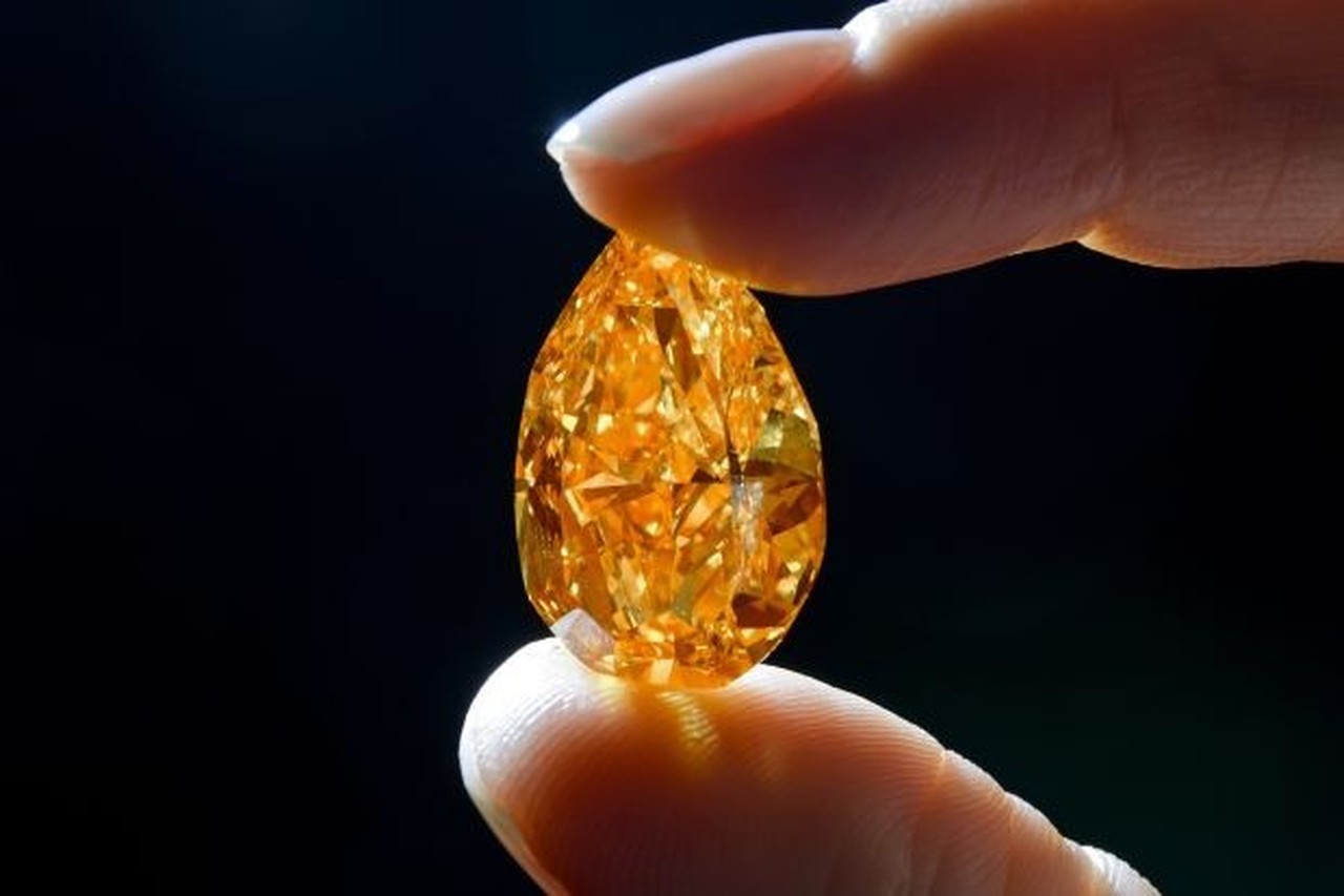 escort Onbekwaamheid wildernis Grootste oranje diamant geveild voor 26,4 miljoen euro | Gazet van  Antwerpen Mobile