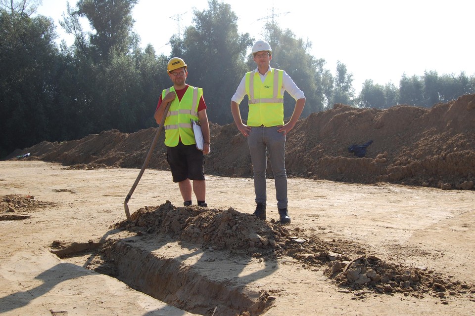 Archeoloog Olivier Van Remoorter samen met Pieter Verlaak van netbeheerder Elia op de site waar Mercator zal uitbreiden. De geplande uitbreiding van de site komt niet in het gedrang door de opgravingen.